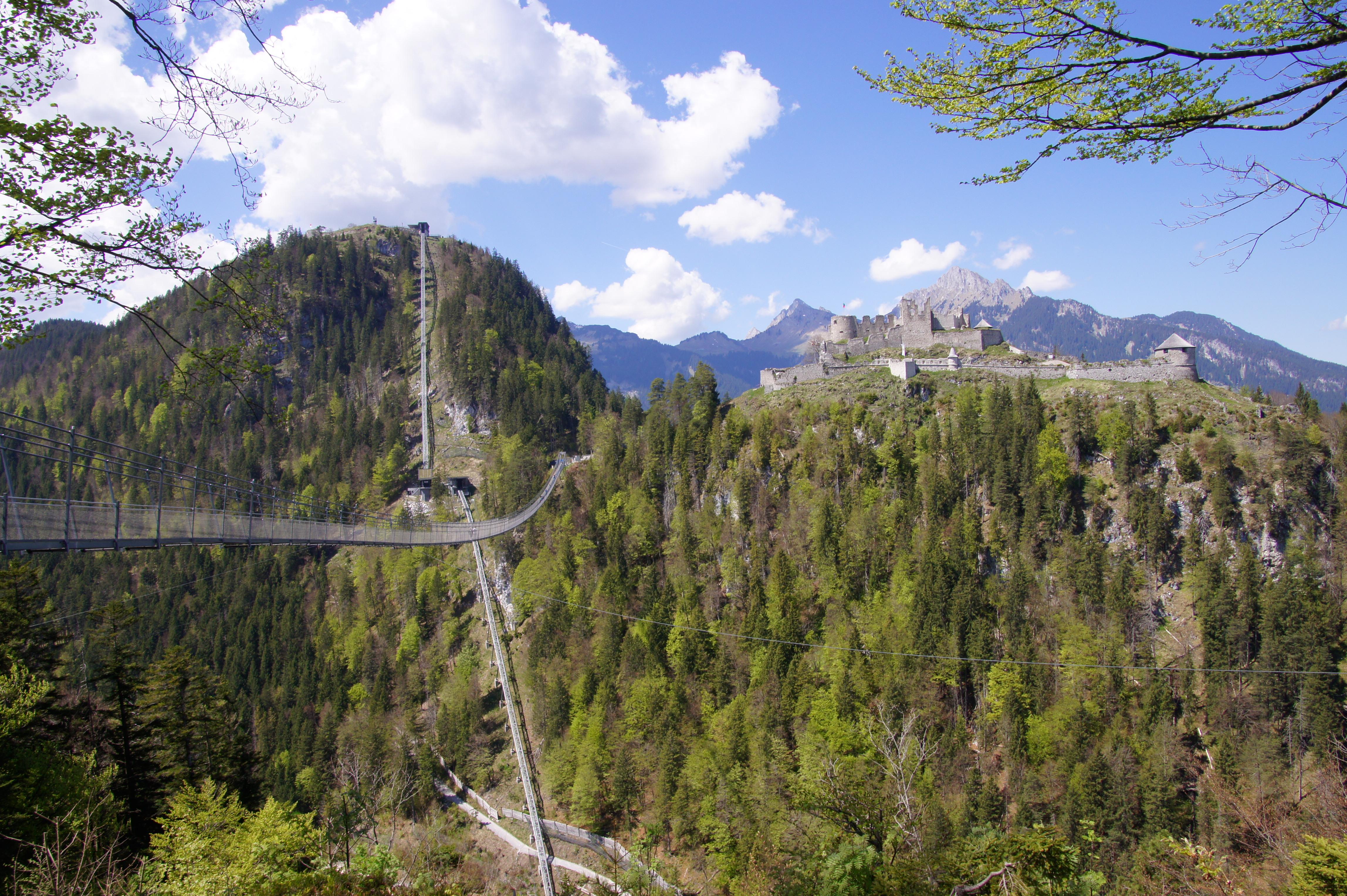 Langste Hangbrug in Reutte met 2 kastelen