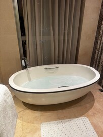 Sunken tub to relax your muscles after all the walking you will do.