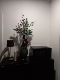 Kleiner Schrank, Mikrowelle und Deko