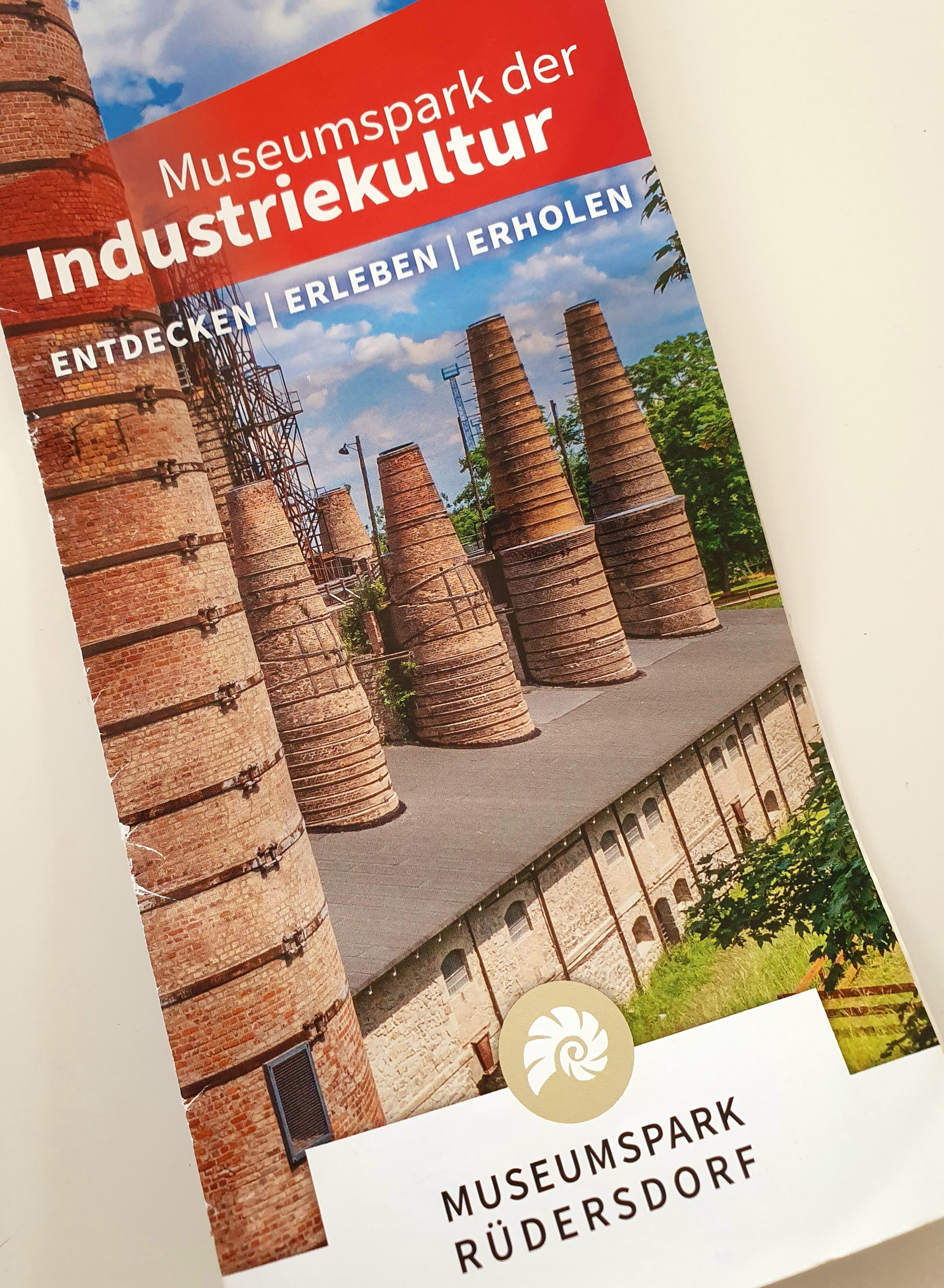 Flyer Museumspark Rüdersdorf. Industrieanlagen wie Katakomben, parkähnliche Anlage, Gewässer, Tiergehege, Waldstücke etc.
