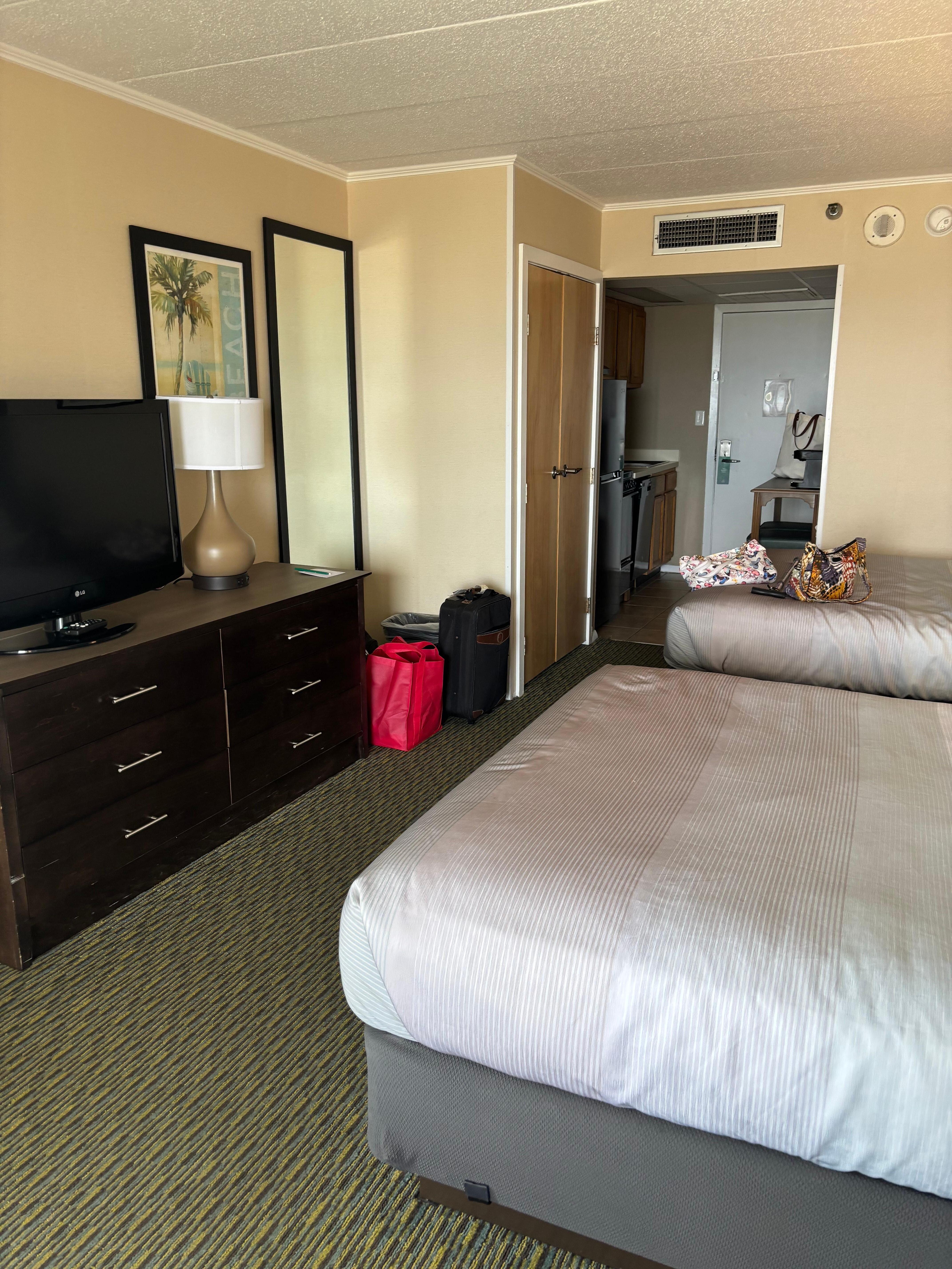 Queen facing kitchenette and entrance. 