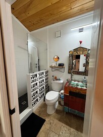 Suite bathroom