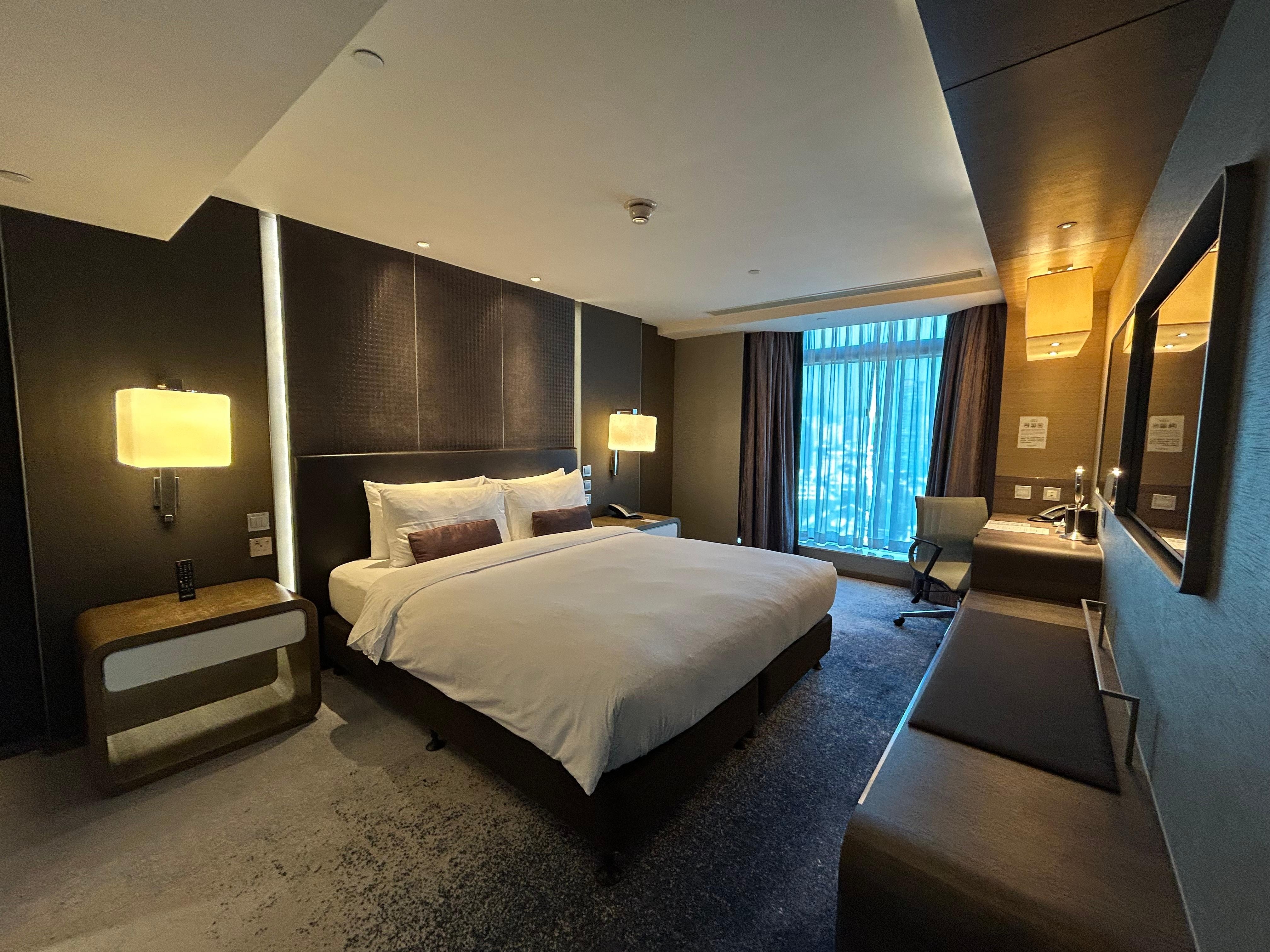 キングサイズベッドの部屋。手前側がシングル2台の別部屋およびシャワー・バスタブ。