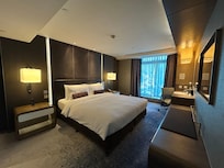 キングサイズベッドの部屋。手前側がシングル2台の別部屋およびシャワー・バスタブ。