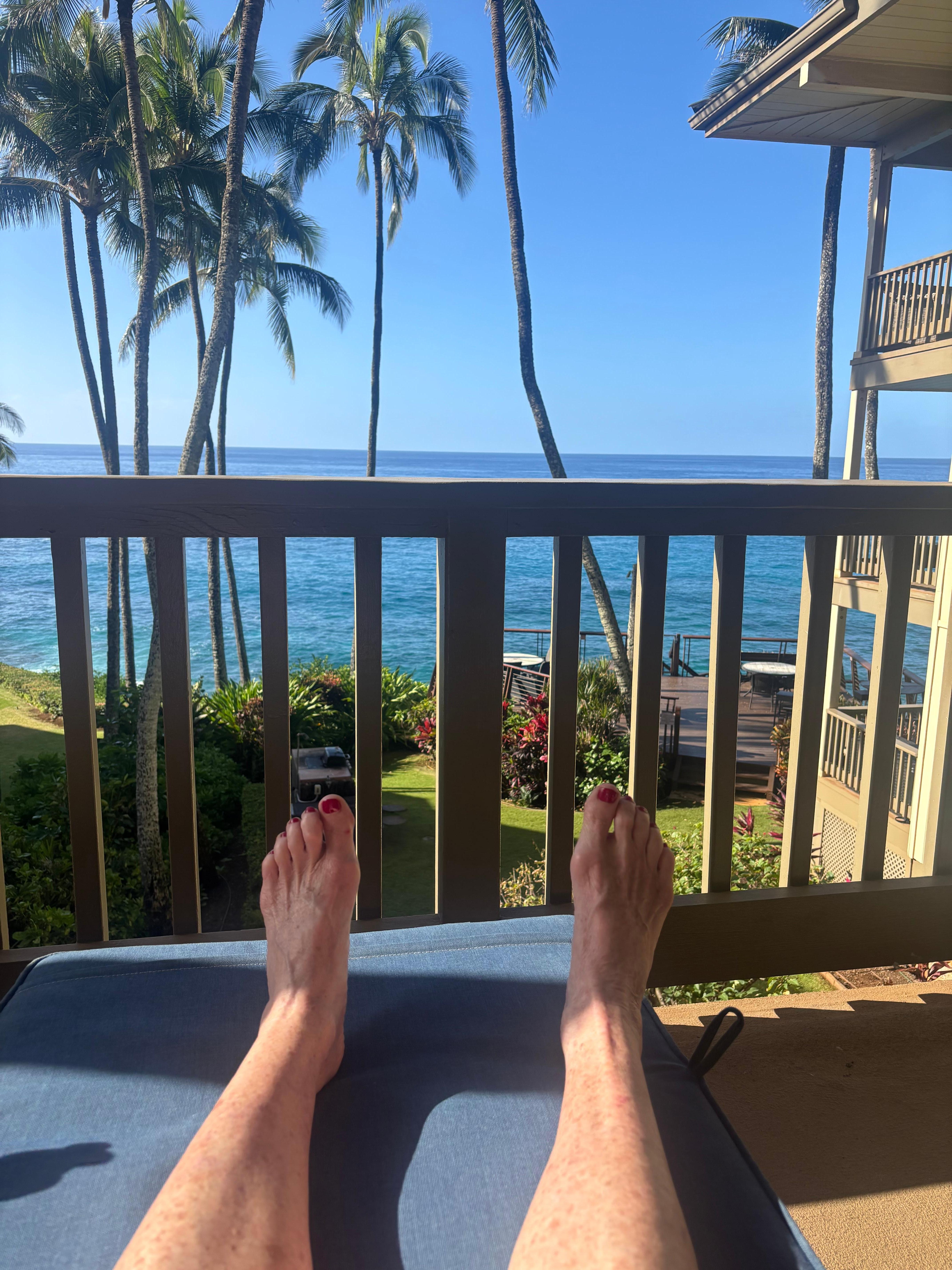 Pardon the feet.  Picture is to show it’s exactly like advertised 