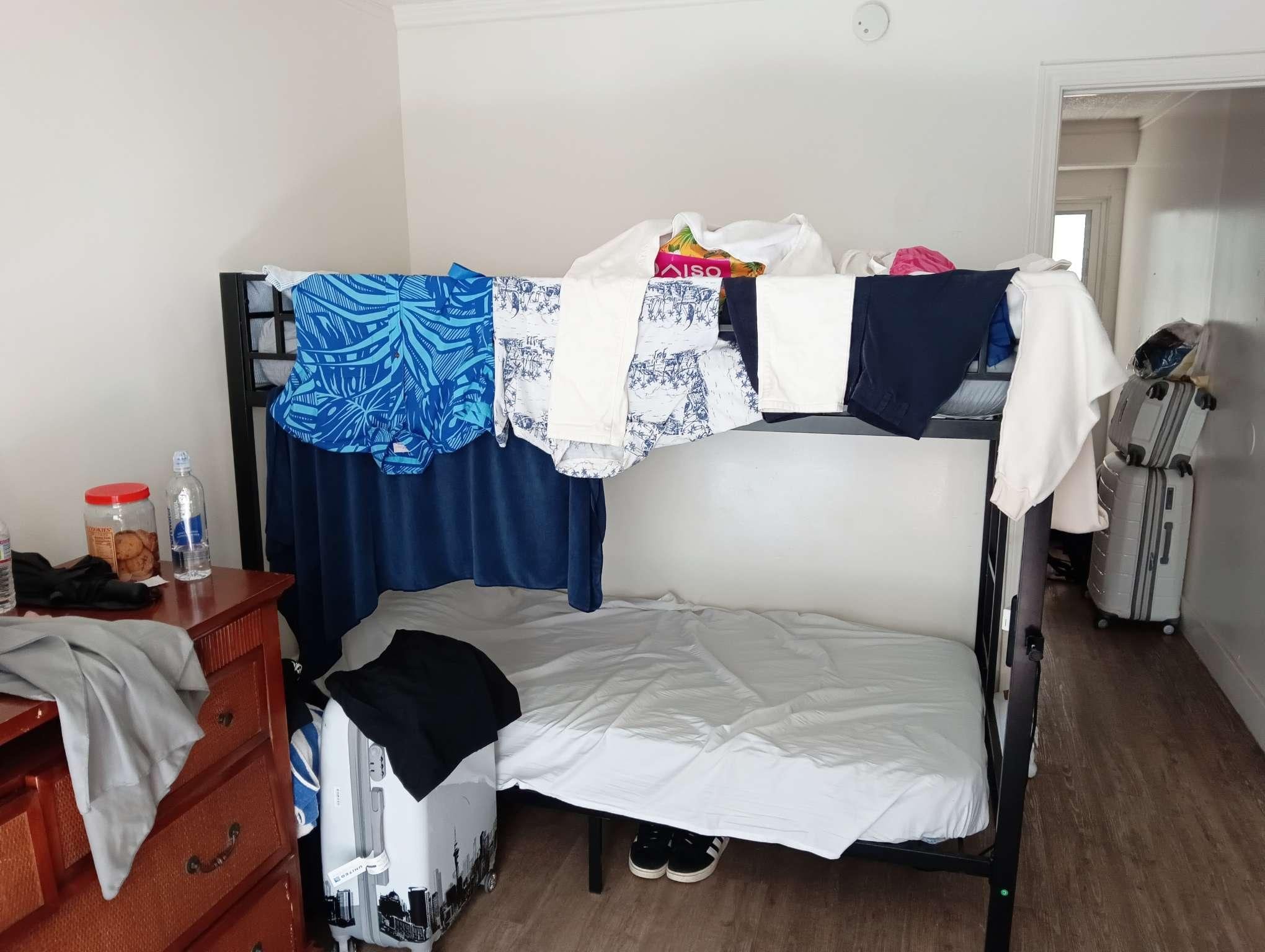 奥の部屋にも２段ベッドがふたつあります。
それ以外にシャワーとトイレ。セキュリティBOXもあります。