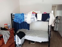 奥の部屋にも2段ベッドがふたつあります。
それ以外にシャワーとトイレ。セキュリティBOXもあります。