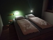 Ein schlichtes, aber sehr geschmackvolles Doppelzimmer. Kompliment. Mit wenigen Mitteln komplett gelungen!!