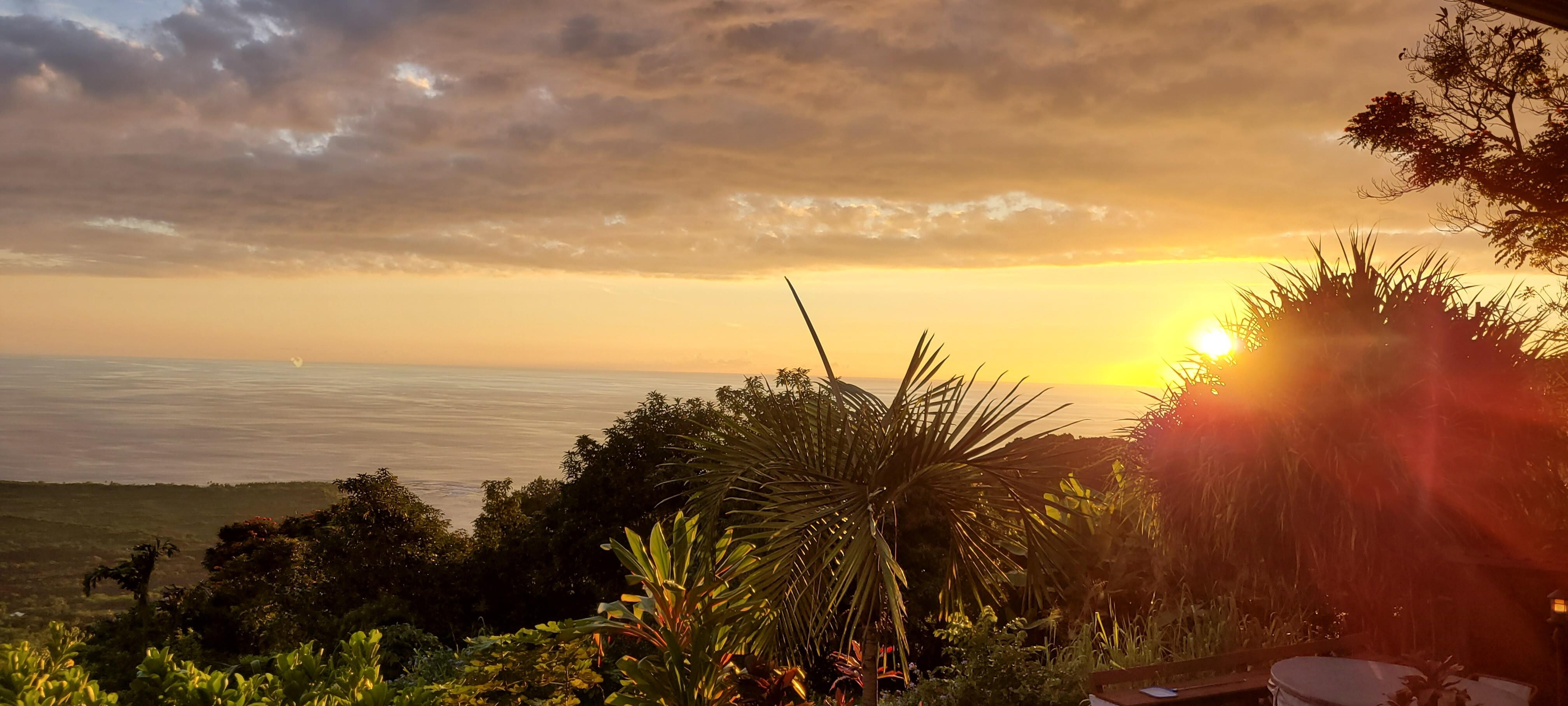 Coucher de soleil depuis le jardin.