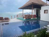 Vi hadde den beste beliggenheten på hele hotellet rett ved sjøen og med privat basseng.