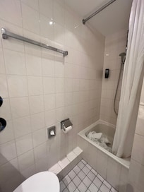 Badezimmer mit Dusche