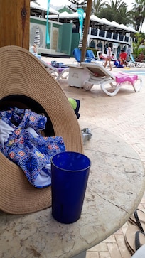 Verre bleu Ovni détail d'une miniature ( Valéria Jardin D"Agadir)