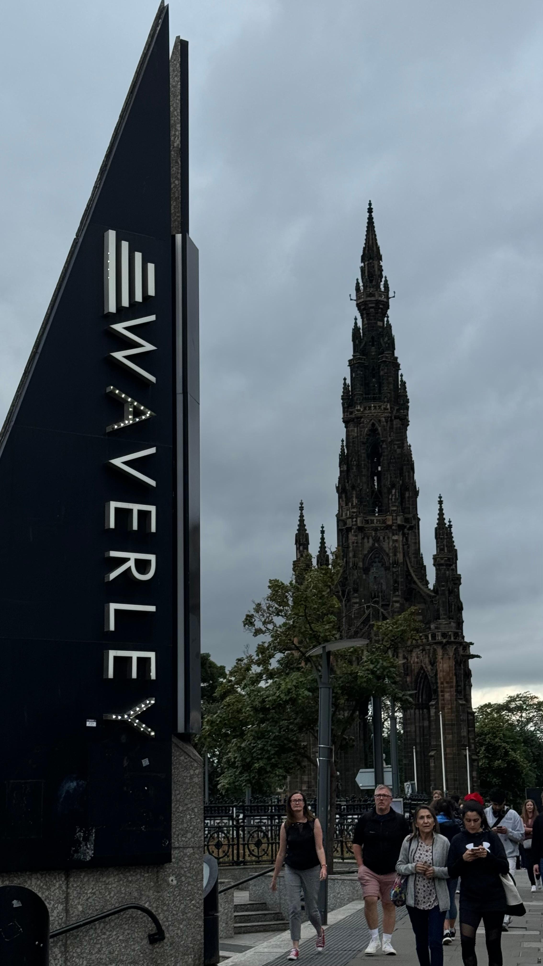 窗外是 Scott Monument