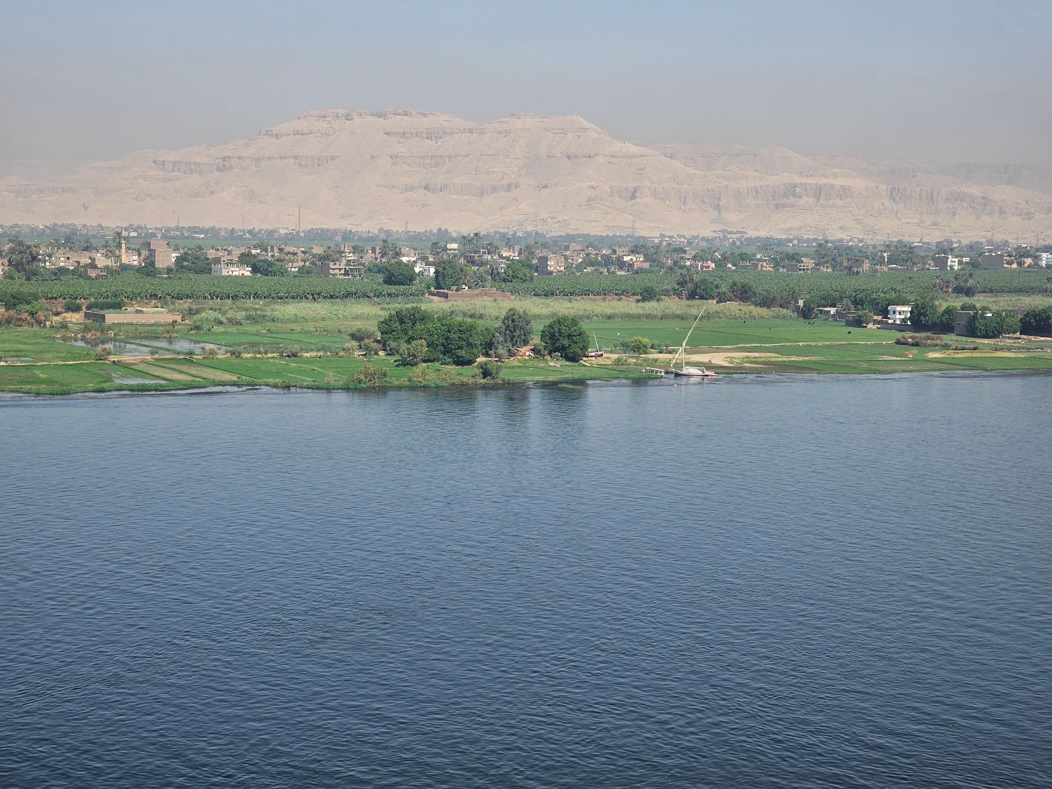 こちらは朝。時間が合えば、王家の谷の上空を飛ぶ気球の群れが見れます。