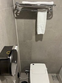 Towels above toilet 🚽 🤦🏻♂️
