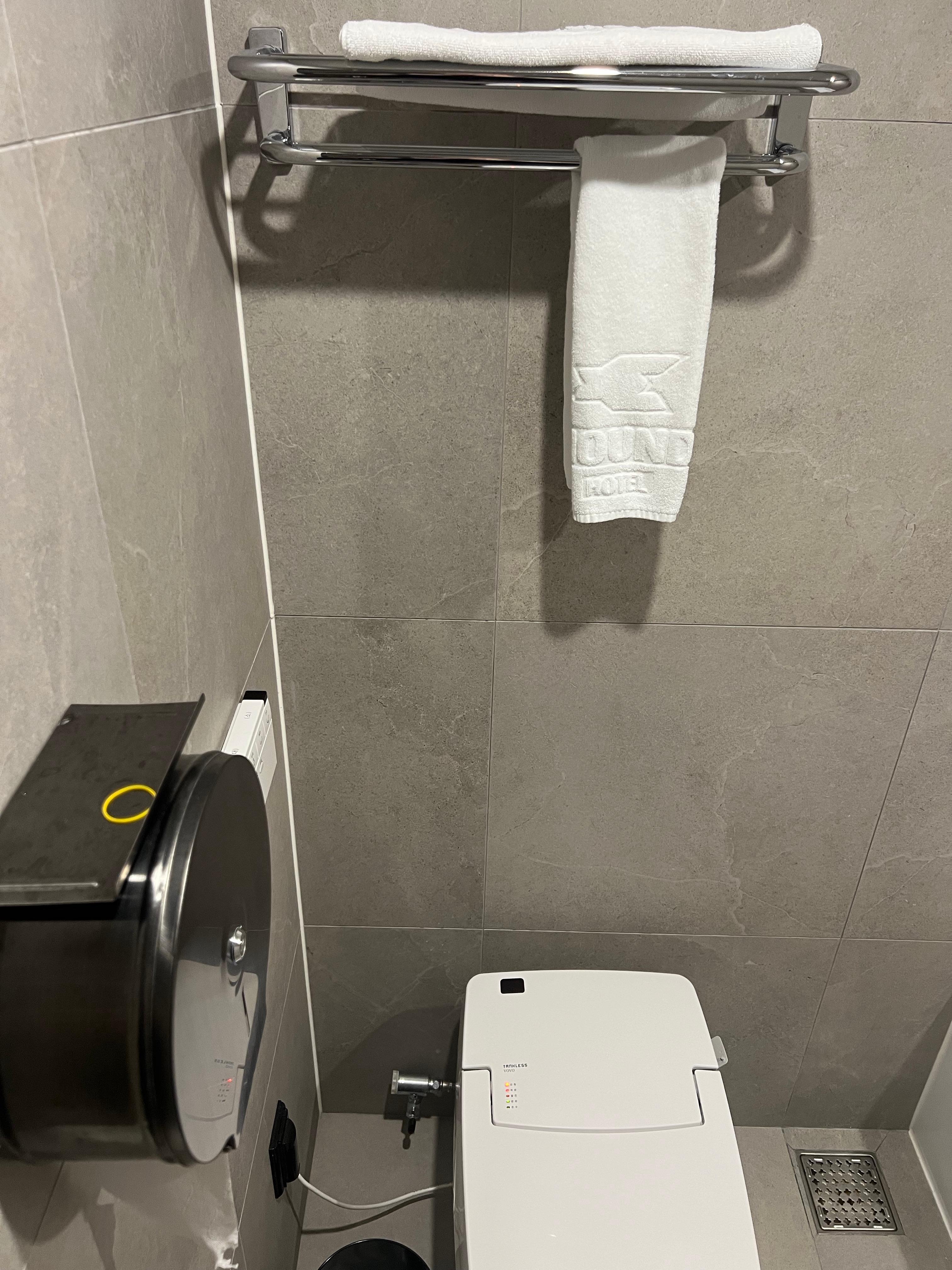 Towels above toilet 🚽 🤦🏻‍♂️ 