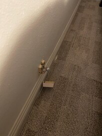 Prise dénudée à côté du lit