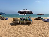 Plage devant lâhĂŽtel.