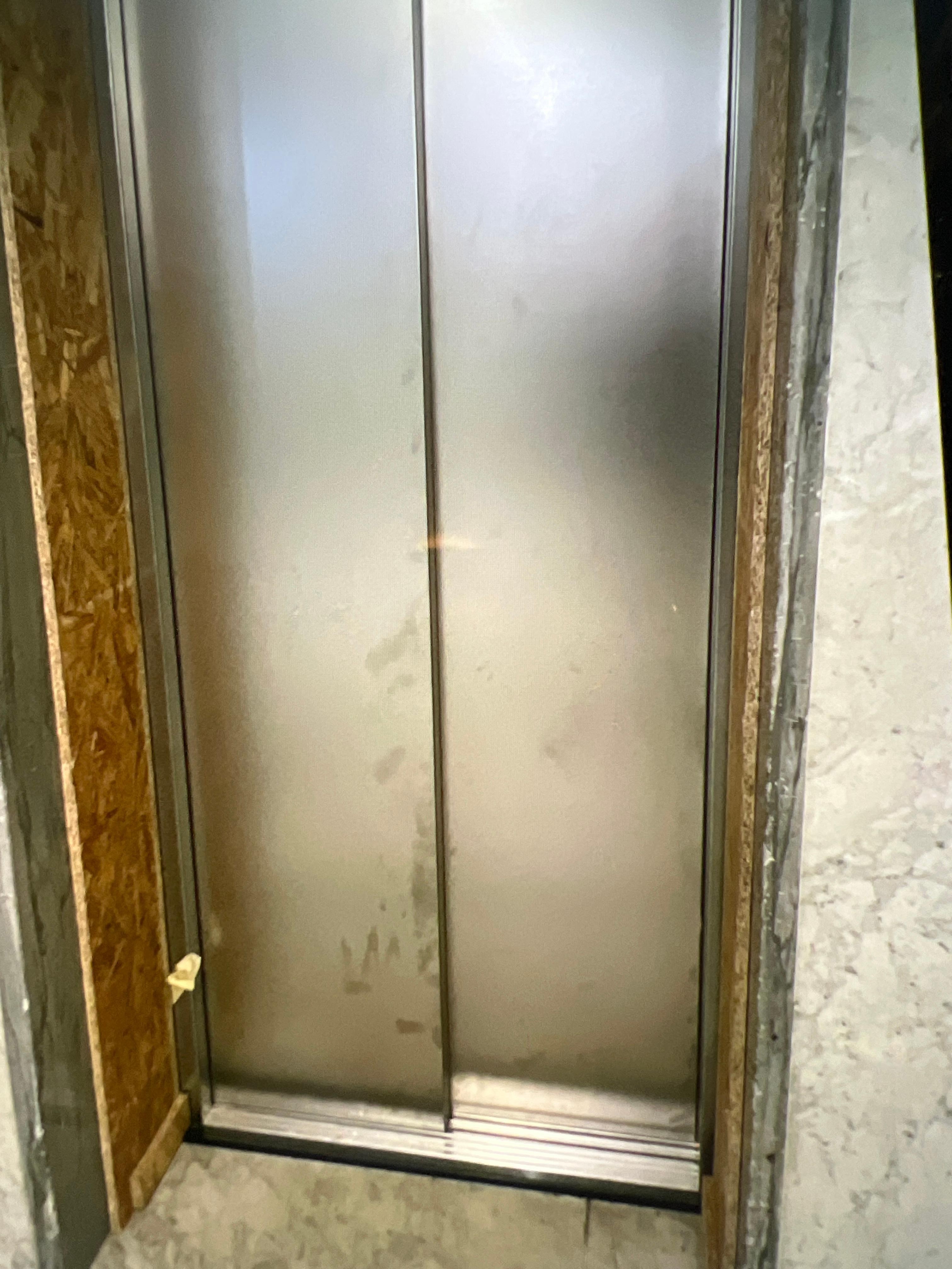 Entrée de l ascenseur 