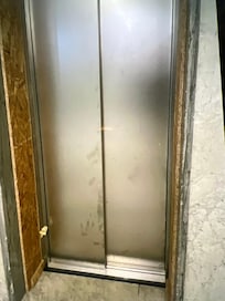 Entrée de l ascenseur