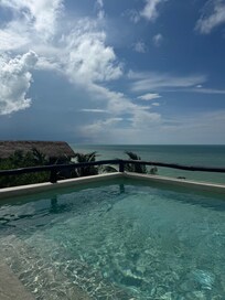 Hau rooftop pool