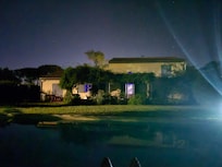 Vom Pool aus bei Nacht