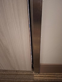 1ère chambre : porte fermée et cependant un "jour" d'un cm