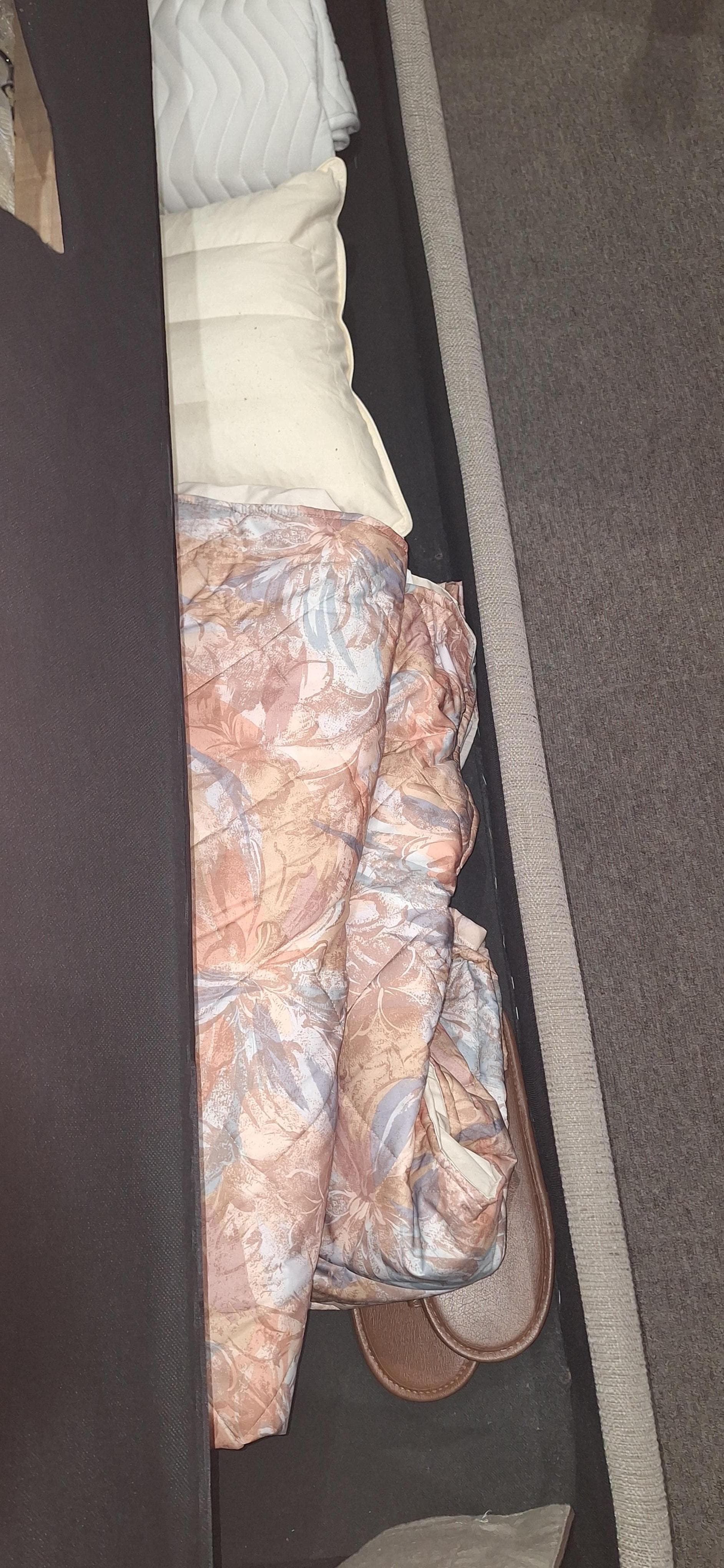 ソファーベットの下には、布団だけでなく、コップやお茶のティーパックまでが置かれてます。までが乱雑に