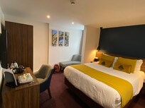 Bedside lamps have no switches nor USB sockets