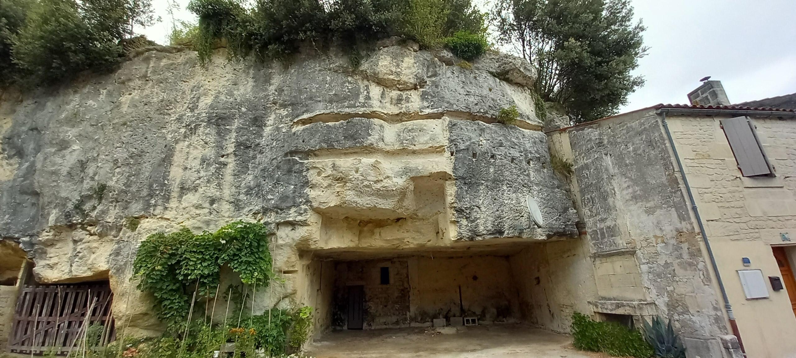 Des maisons semi-troglodytes dans la rue où se situe le gîte 
