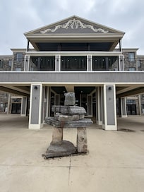 Two queen bed room with fireplace. Outdated televise and could not cast streaming/Netflix.