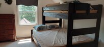 Bedroom with twin bed