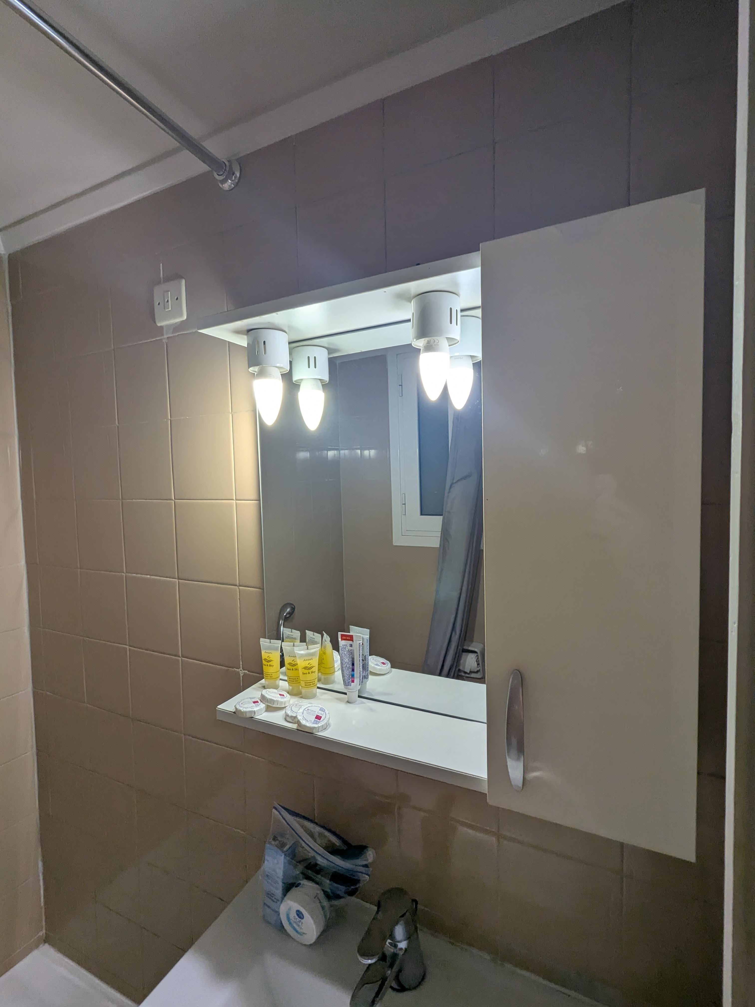 Exposed light fixtures in the bathroom 