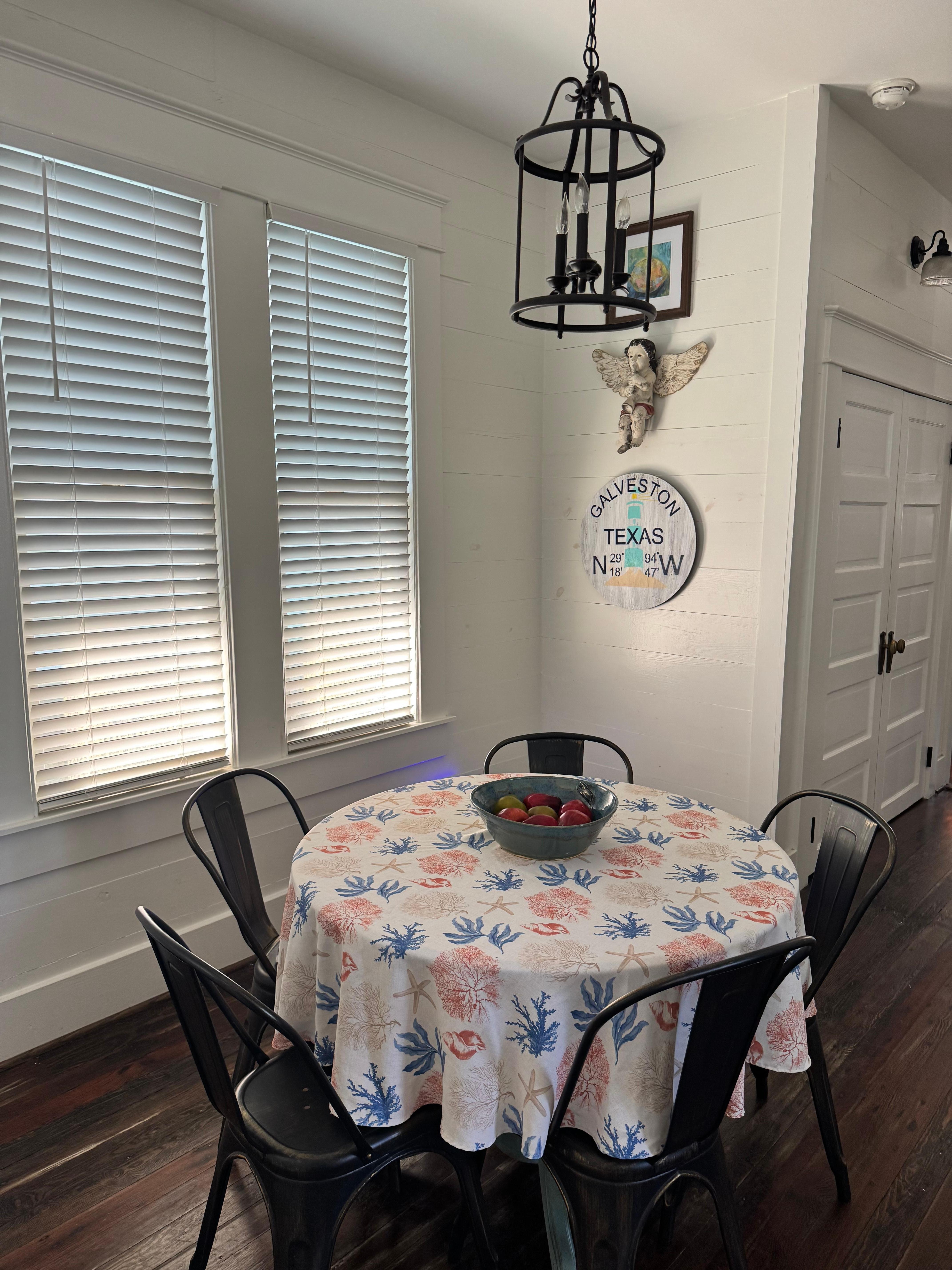 Breakfast Nook/Dining Area