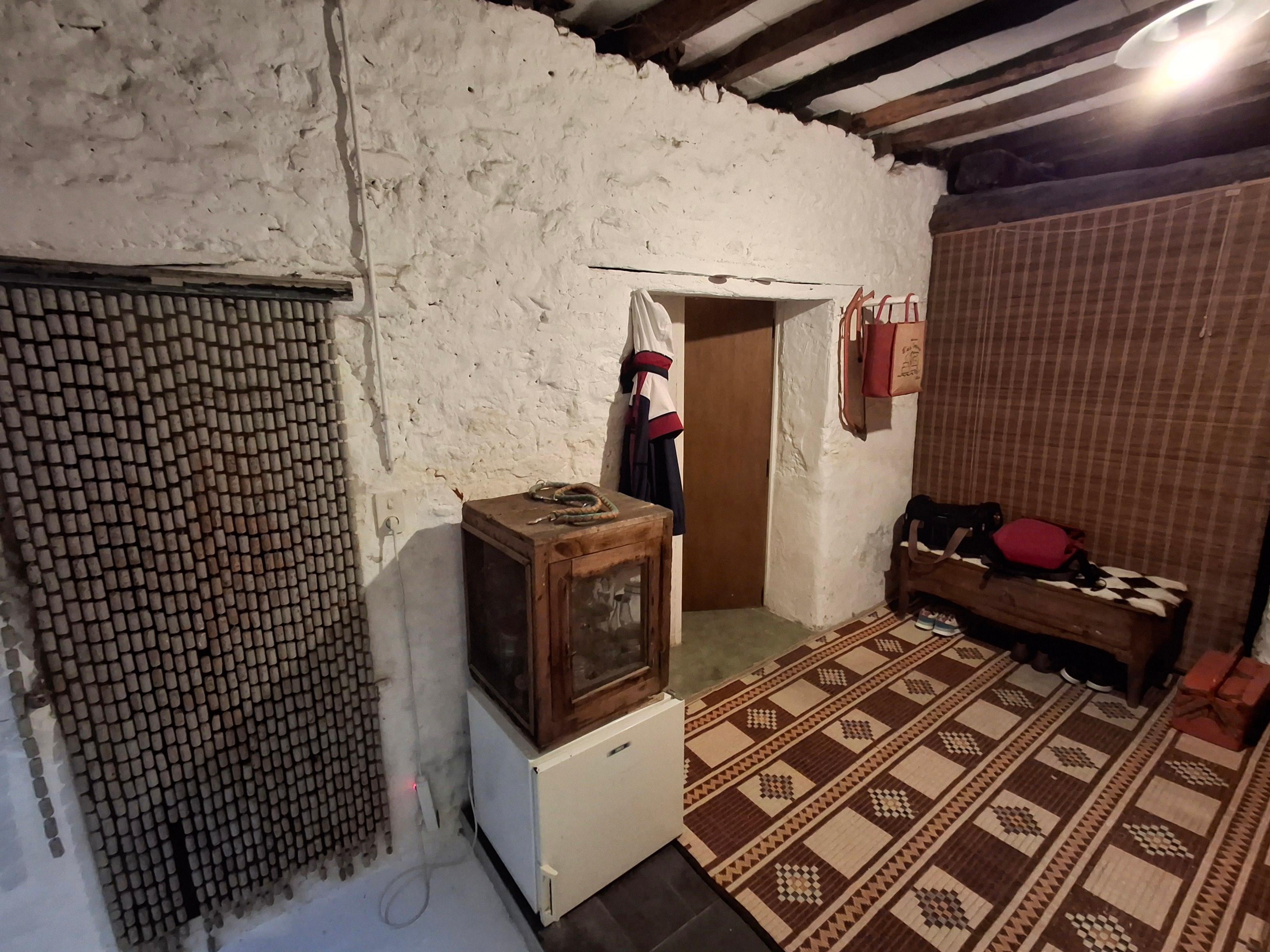 dunkler Eingangsbereich voller Gerümpel