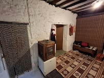 dunkler Eingangsbereich voller Gerümpel