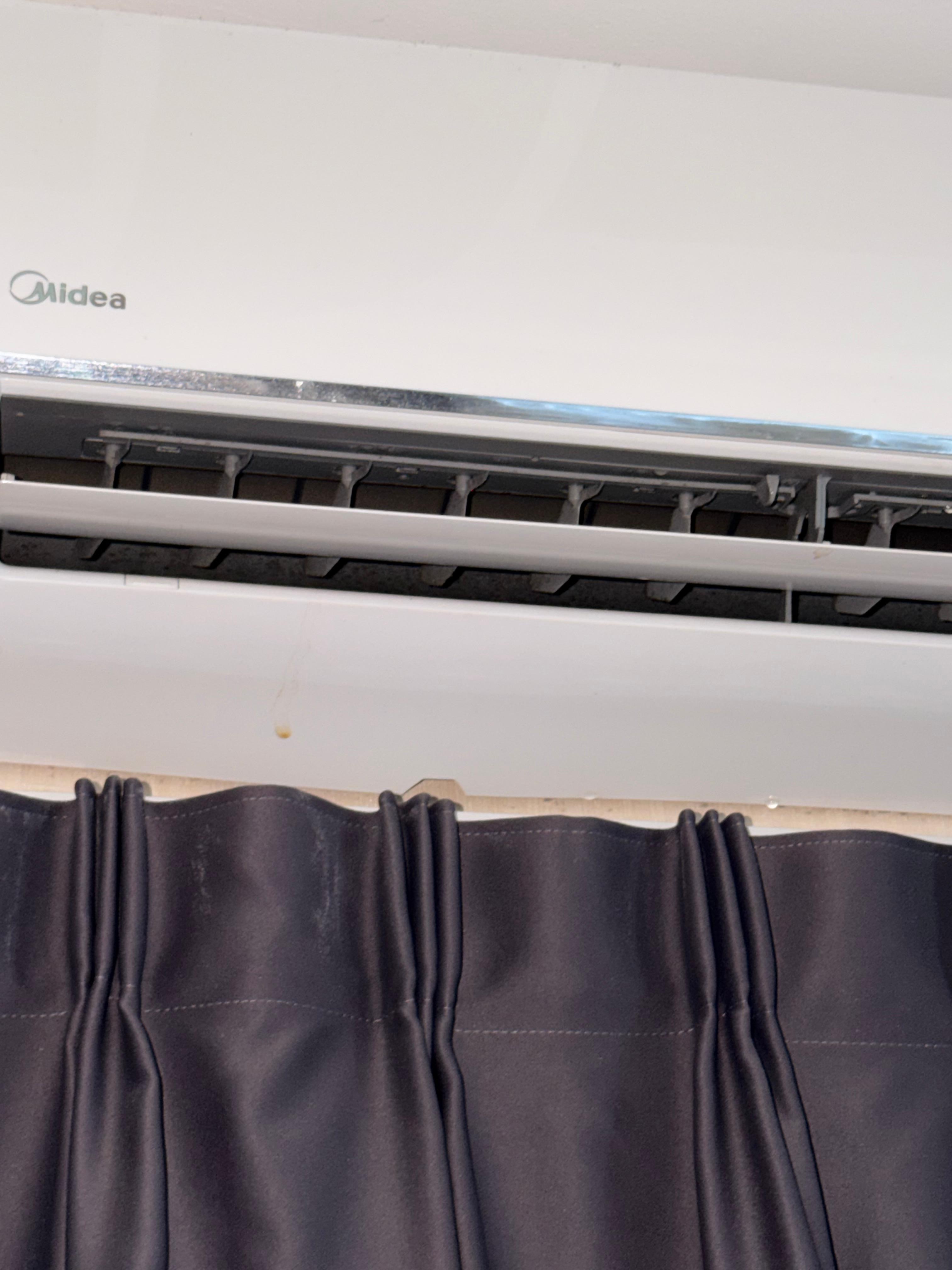 On peut apercevoir les goutes marron de la Clim qui fuit 