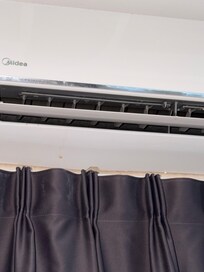 On peut apercevoir les goutes marron de la Clim qui fuit