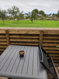 Terrasse privée sur pommiers.