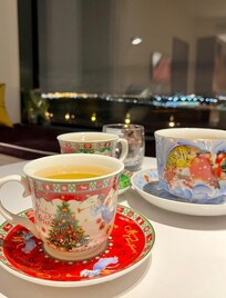 у окна в номере