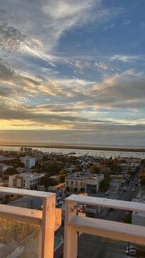 Bello atardecer desde la terraza del hotel ONE La Paz. Genial.