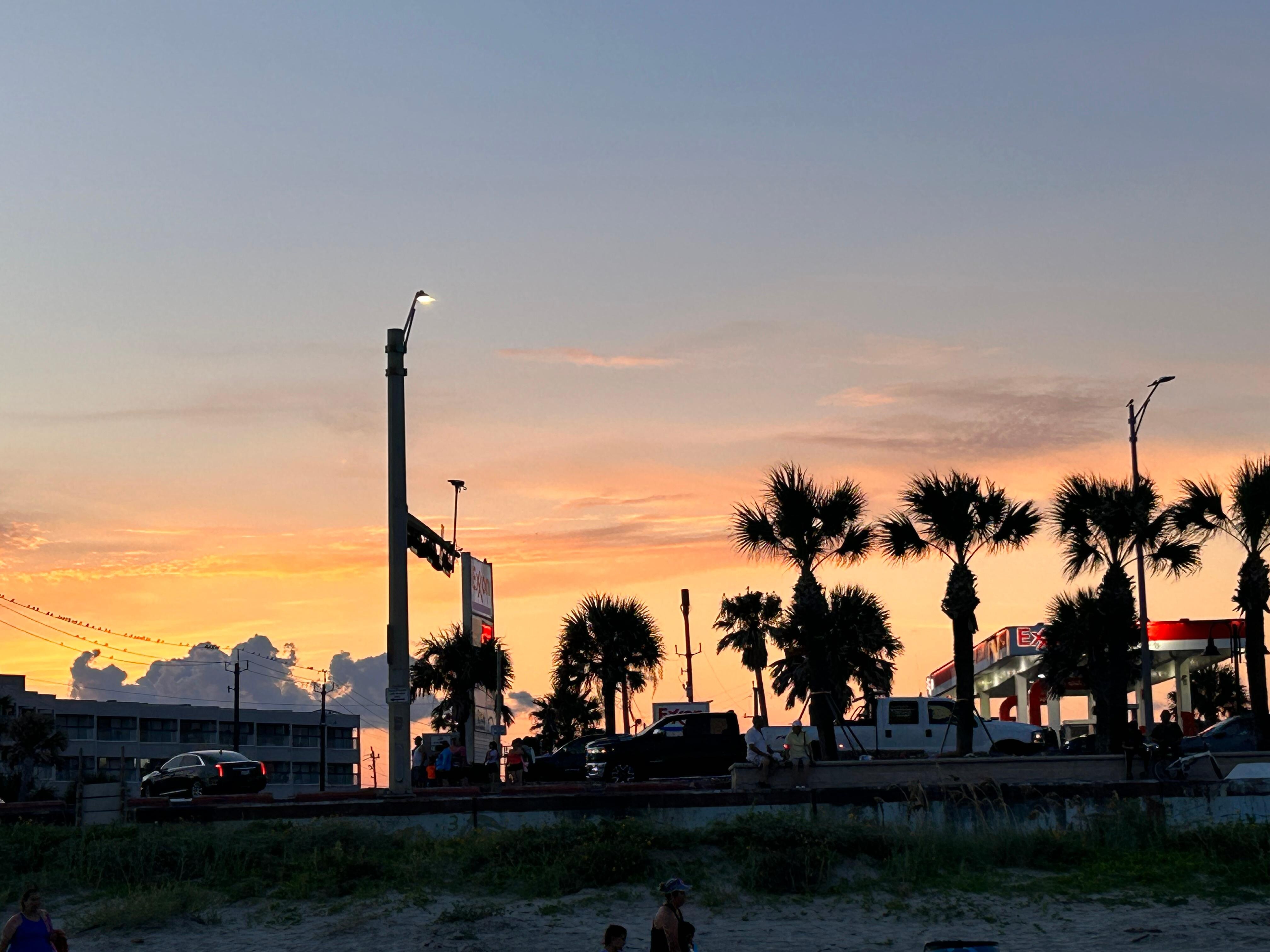 Love the proximity to beach with traffic light! When the right moment comes, you’re on the beach in minutes 