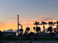 Love the proximity to beach with traffic light! When the right moment comes, you’re on the beach in minutes