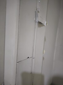 Papel de parede mal conservado, soltando.
