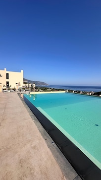Pool ist abends auch toll beleuchtet
