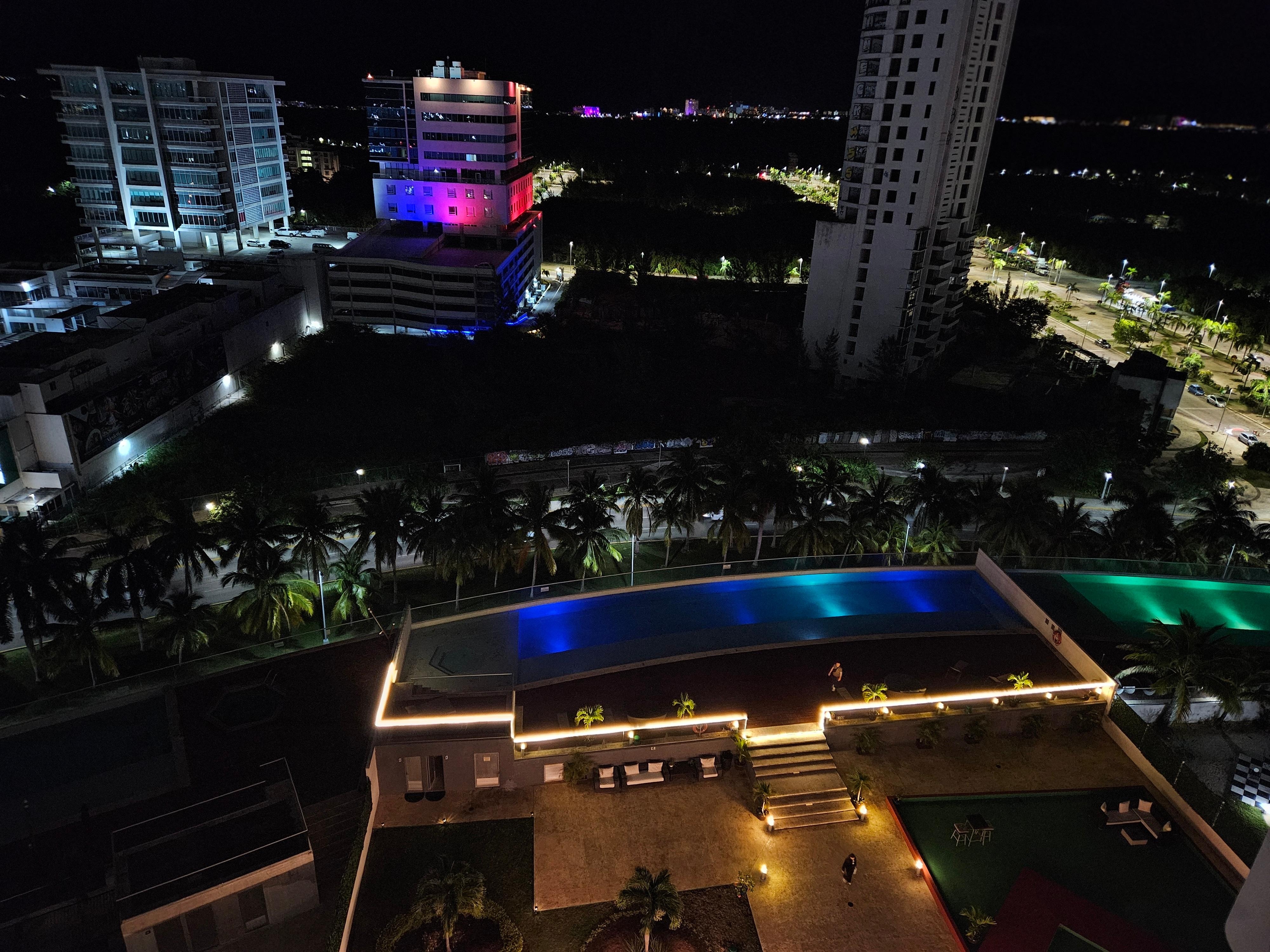Una vista muy linda a la alberca, lo único malo es que no tiene calentador en la alberca, lo demas excelente el personal muy amable me ayudaron con buscar un tour a Chichen Itza
