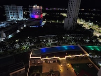 Una vista muy linda a la alberca, lo único malo es que no tiene calentador en la alberca, lo demas excelente el personal muy amable me ayudaron con buscar un tour a Chichen Itza