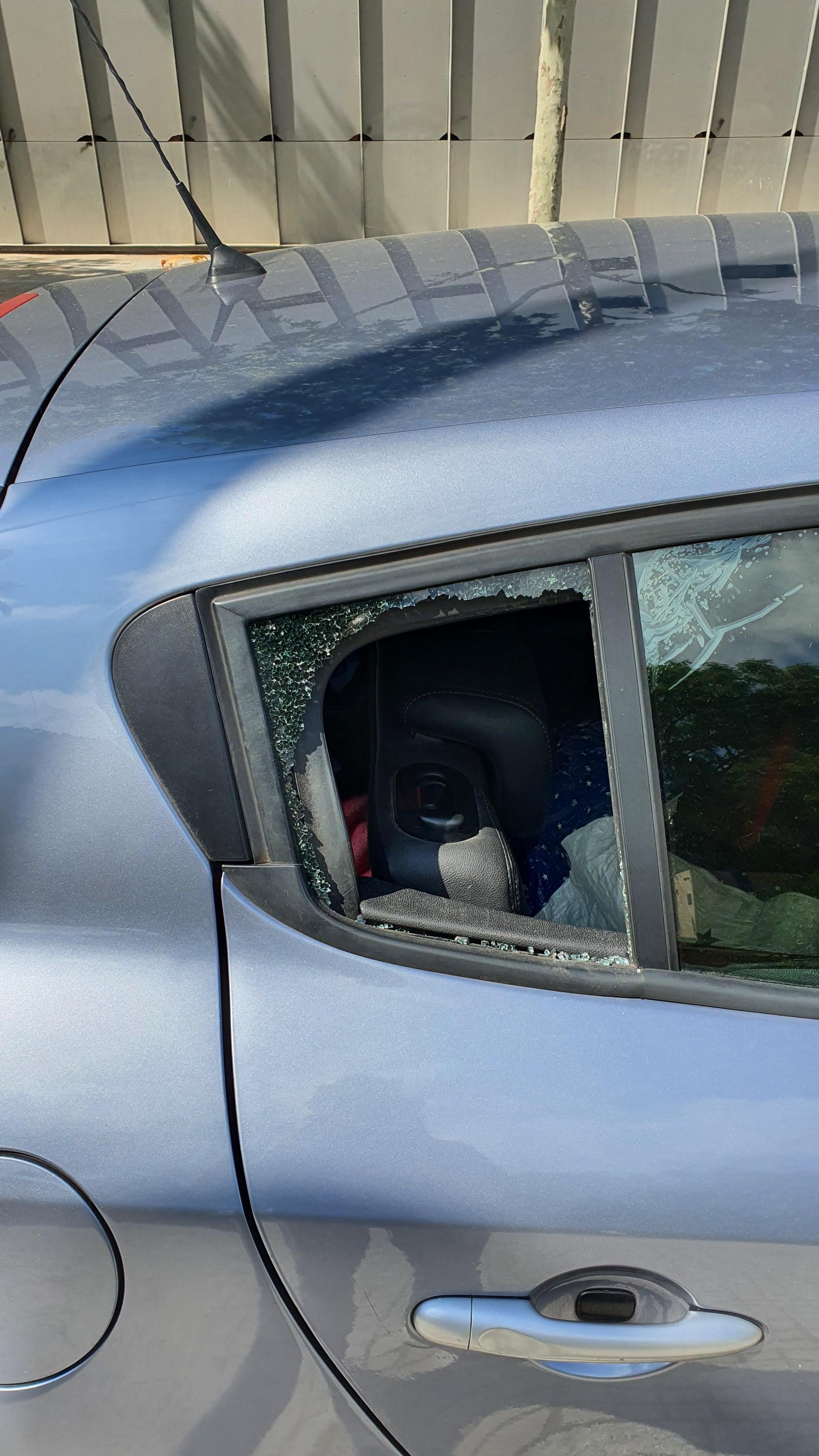 Voici l'œuvre des voleurs juste devant l'hôtel 