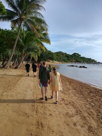 Right down the beach are two wonderful restaurants. It is an easy, beautiful walk that Paul told us about.