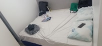 a cama, não tem espaço , para sair da cama quem esta perto da parede, precisa passar por cima da pessoa que ficou na ponta